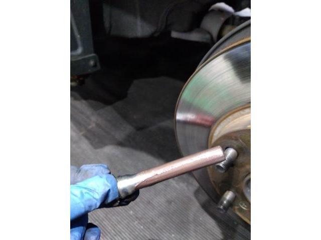 ホンダ　ストリーム　フロントブレーキパッドの交換