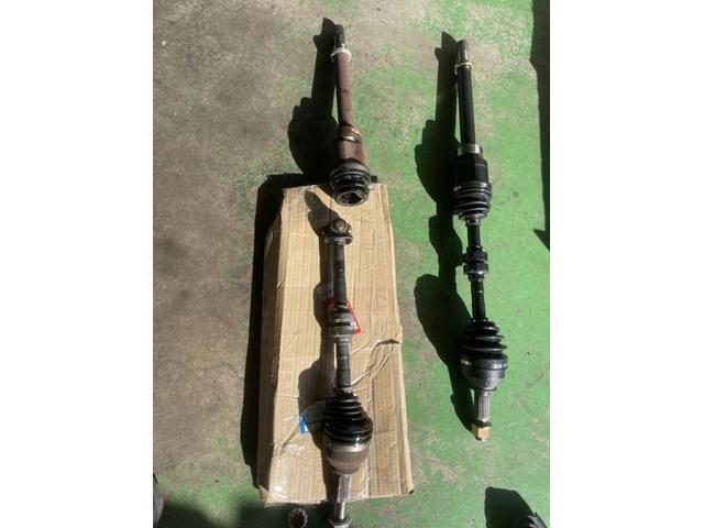 日産　セレナ　ドライブシャフトＡＳＳＹ　ストラット　ロアアーム　ファンベルト交換