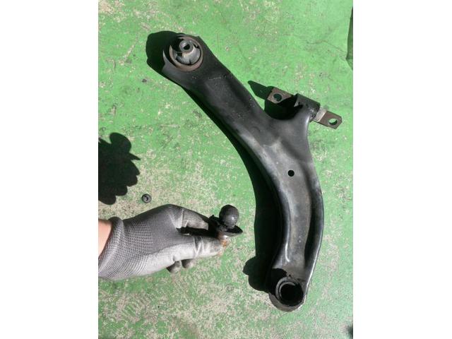 日産　セレナ　ドライブシャフトＡＳＳＹ　ストラット　ロアアーム　ファンベルト交換