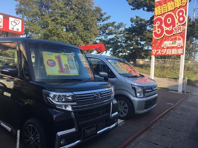 店舗向かいの展示場で新車・中古車展示中