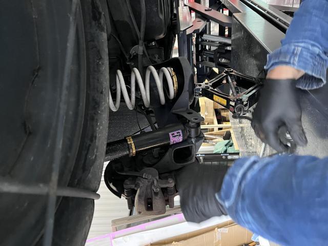 トヨタ　アルファード　サスペンション・足回り修理・整備　車高調付け替え