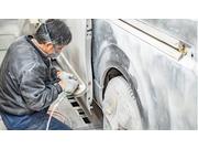 自動車の鈑金作業は、さまざまな道具や技術そして知識が必要です