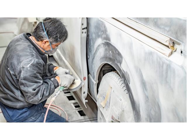 自動車の鈑金作業は、さまざまな道具や技術そして知識が必要です