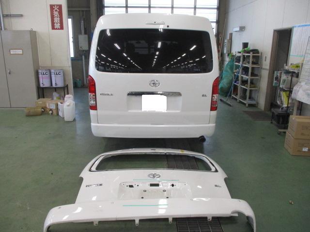 トヨタ　ハイエースバン　リヤバンパー　バックドア　キズ・へこみ直し　塗装　