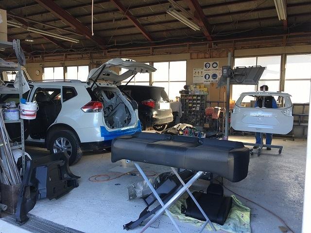 板金スペースにはいつも沢山のお車が入庫しております。仕上がりにはきっとご満足頂けます。