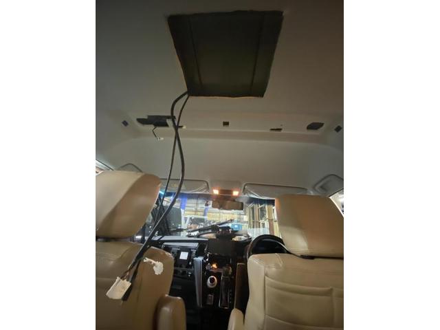 三菱　デリカＤ：５　天吊り作業