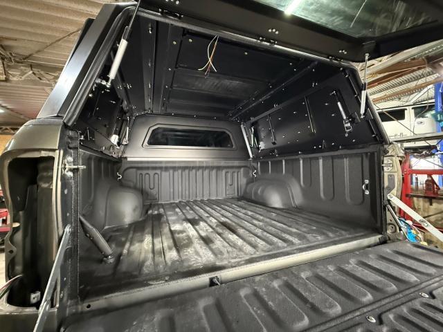 トヨタ　ハイラックスサーフピックアップ
キャノピー取付