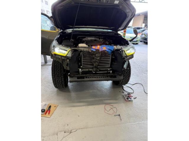 トヨタ　ハイラックスピックアップ　グリルマーカー取り付け