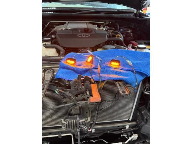 トヨタ　ハイラックスピックアップ　グリルマーカー取り付け