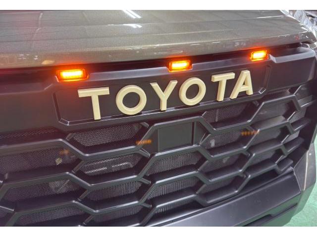 トヨタ　ハイラックスピックアップ　グリルマーカー取り付け