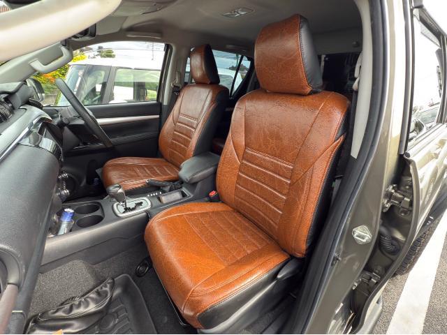 トヨタ　ハイラックスピックアップ　
シートカバー取り付け
