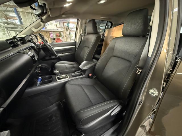 トヨタ　ハイラックスピックアップ　
シートカバー取り付け