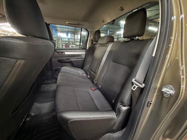 トヨタ　ハイラックスピックアップ　
シートカバー取り付け