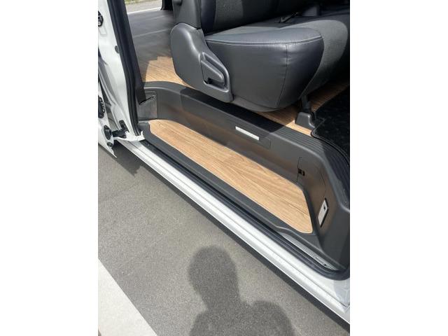 車内をオシャレに快適に！　FLEXオリジナルクッションフロア　トヨタ　ハイエースバン　フレックスオリジナルパーツ　カスタム　ハイエースワゴン　フレックスハイエースベース大阪 堺市 美原区 大阪市 松原市 和泉市 東大阪