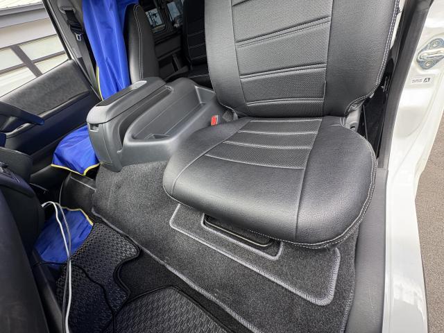 車内をキレイに保つエンジンフードカバー！　トヨタ　ハイエースバン　ハイエースワゴン　フレックスハイエースベース大阪 堺市 美原区 大阪市 松原市 和泉市 東大阪