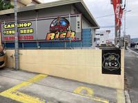 カモーンとリッチは同じ場所にあります。
また、展示場には駐車場スペースもあります。