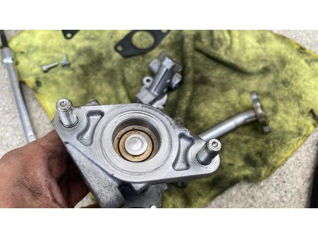 トヨタ プリウス ZVW-30 EGRバルブ清掃 スパークプラグ交換
沖縄　中城村