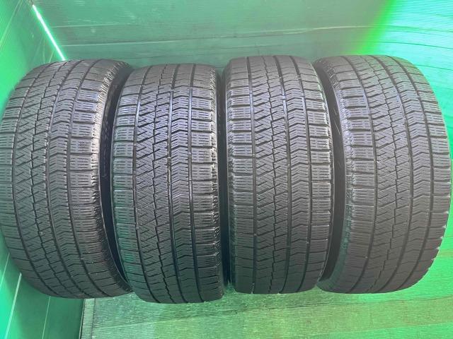 中古17インチスタッドレスタイヤ4本組入庫です！
ブリヂストンブリザックVRX2　205/50R17　4本
オーラe-power、セレナe-power、アクセラ、インプレッサなどに！