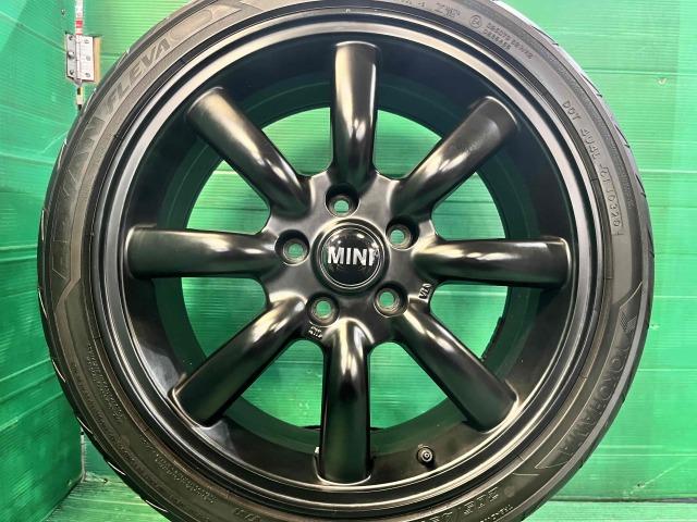 ＭＩＮＩ　パーツ情報
ミニ３ドア、５ドアに装着できる１７インチ入庫です！JCWにも対応しています！
ユーロデザインクラシックエイト　１７インチ