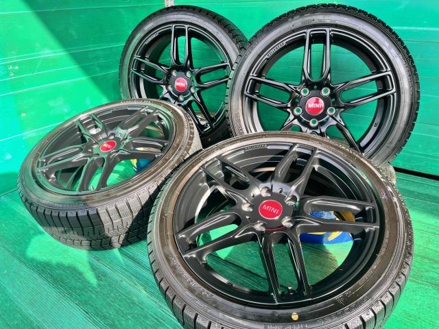 ＭＩＮＩ　ＭＩＮＩ　パーツ情報
ミニ3ドア、5ドアに装着できる17インチ溝たっぷりスタッドレスセット入庫です！
ケレナーズマインツ　17インチ　ダンロップスタッドレス付！