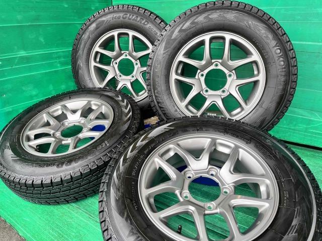スズキ ジムニー パーツ情報
ジムニー純正16インチの溝たっぷりスタッドレス付セットが入庫です!
ジムニー、AZオフロードなどに!
