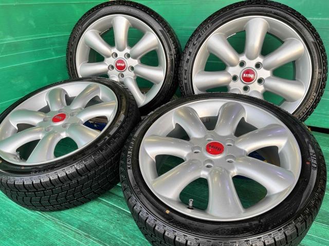 ＭＩＮＩ　ＭＩＮＩ　パーツ情報
ミニ3ドア、5ドアに装着できる17インチスタッドレスセット入庫です！
マキシライト　17インチ　溝たっぷりスタッドレス付！