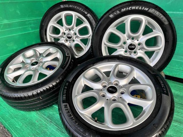 ＭＩＮＩ　ＭＩＮＩ　パーツ情報
ミニ3ドア、5ドアなどに装着できる16インチ純正入庫です！
ミニ純正ループスポーク494　16インチ　ミシュラン付！