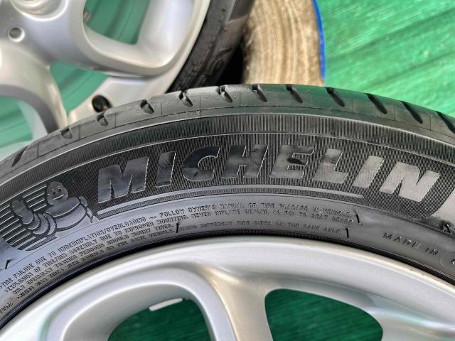 ＭＩＮＩ　ＭＩＮＩ　パーツ情報
ミニ3ドア、5ドアなどに装着できる16インチ純正入庫です！
ミニ純正ループスポーク494　16インチ　ミシュラン付！