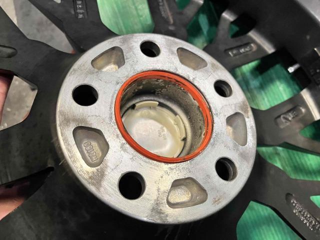 ＭＩＮＩ　ＭＩＮＩ　パーツ情報
ミニ3ドア、5ドアなどに装着できる17インチ溝たっぷりスタッドレスセット入庫です！
MOMO MASSIMO　17インチ　溝たっぷりスタッドレス付！