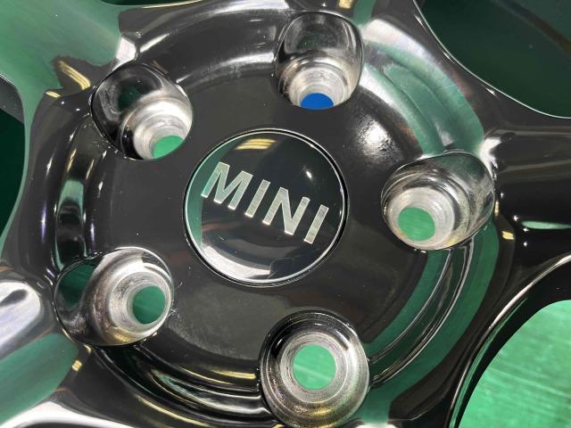 ＭＩＮＩ　ＭＩＮＩ　パーツ情報
ミニ3ドア、5ドアに装着できる16インチスタッドレスセット入庫です！
TRC　16インチ　ダンロップ溝たっぷりスタッドレス付！