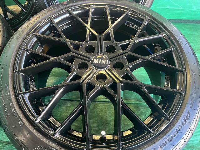 ＭＩＮＩ　ＭＩＮＩ　パーツ情報
ミニクラブマン、BMW1シリーズ、2シリーズグランクーペに装着できる18インチセット入庫です！
OZ-MSW74　18インチ　BFグッドリッチサマータイヤ付！