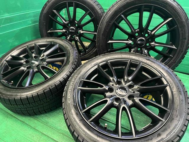 ＭＩＮＩ　ＭＩＮＩ　パーツ情報
ミニクラブマン、BMW1シリーズなどに装着できる17インチスタッドレスセット入庫です！
MAKジャッキー　17インチ　溝たっぷりスタッドレス付！
