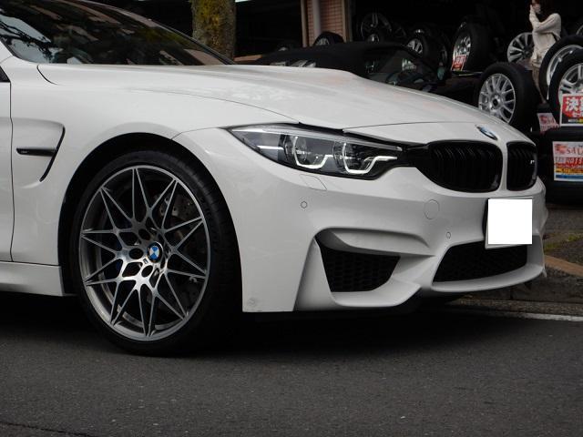 ＢＭＷ　Ｍ４（Ｆ８２）のホイール脱着作業です。