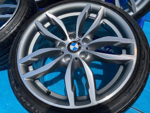 BMW純正ダブルスポーク６２２M１９インチ入庫です。
Ｘ３Ｍスポーツオプション純正ですが３シリーズ、４シリーズに流用できるようタイヤサイズを変更しました！