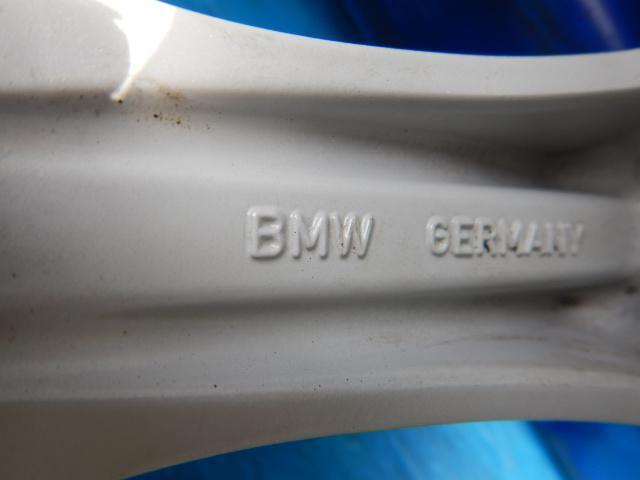 ＢＭＷ純正ラジアルスポーク２４４　１７インチ入庫です。
５シリーズ純正ですがタイヤサイズ変更で３シリーズへの流用セットになっています！