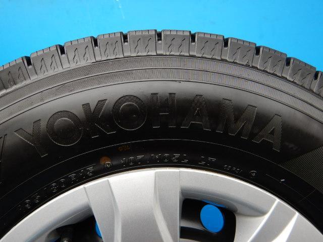 ハイエース純正スチールホイールに溝たっぷりのスタッドレスが ハイエース純正スチールホイールに溝たっぷりのスタッドレスが