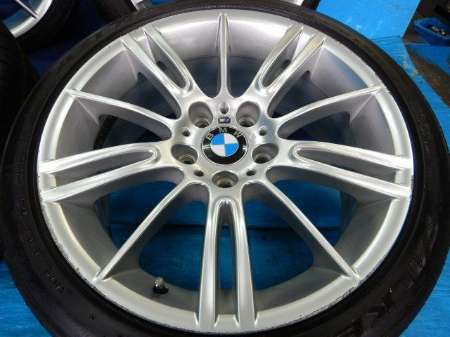 BMW3シリーズMスポーツオプション純正１８インチ入庫です！
BMW純正スタースポーク１９３M　１８インチ
３シリーズ、Z4などに！