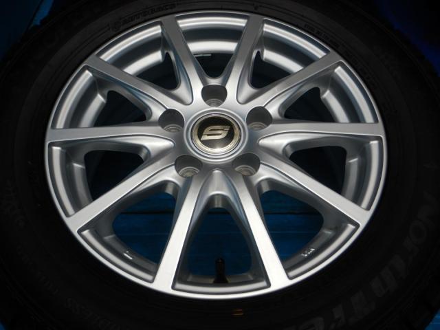 日産　セレナ　パーツ情報
セレナ、ノア、VOXY、ステップワゴンなどに装着できる15インチスタッドレスセット入庫です！
ストレンジャー　15インチ　溝たっぷりスタッドレスタイヤ付！
