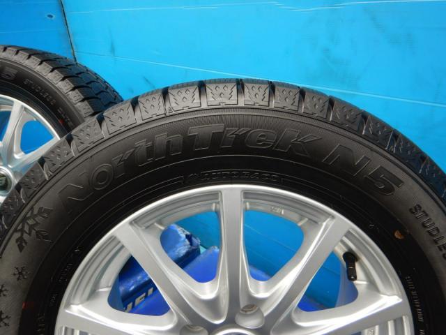 日産　セレナ　パーツ情報
セレナ、ノア、VOXY、ステップワゴンなどに装着できる15インチスタッドレスセット入庫です！
ストレンジャー　15インチ　溝たっぷりスタッドレスタイヤ付！