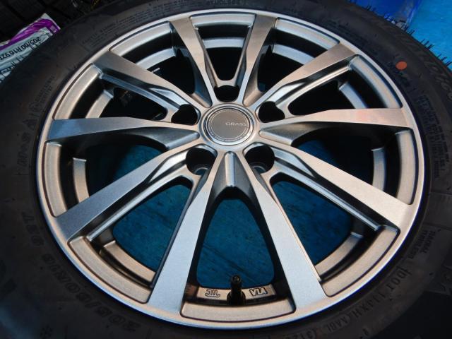 トヨタ ノア パーツ情報
現行の90系ノア、VOXY、プリウスαなどに装着できる新品スタッドレス付16インチセット入庫です!
GRASS 16インチ 新品スタッドレス付!