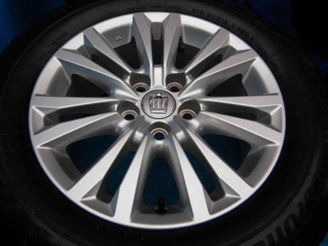 トヨタ　クラウン　パーツ情報
クラウン、カムリ、マークX、エスティマなどに装着できる純正16インチスタッドレスセット入庫です！
クラウン純正　16インチ　ブリヂストンスタッドレス付！