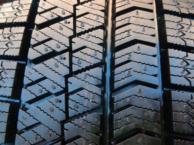 ホンダ　フィット　パーツ情報
フィット、アクア、キューブなどに装着できる溝たっぷり15インチスタッドレスセット入庫です！
Exceeder　15インチ　ブリヂストンスタッドレス付！