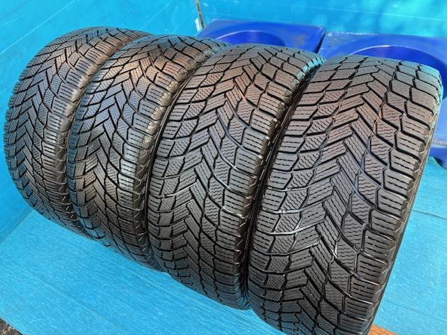 ＢＭＷ　１シリーズ　パーツ情報
BMW1シリーズ、2シリーズクーペ、3シリーズ用の18インチスタッドレスセット入庫です！
BMW純正ダブルスポーク386M　18インチ　ミシュランスタッドレス付！