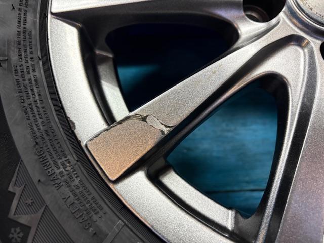 トヨタ　アクア　パーツ情報
アクア、ヴィッツ、ヤリスなどに装着できる新品スタッドレス付15インチセット入庫です！
GRASS　15インチ　新品スタッドレス付！