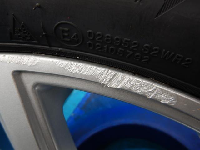 ＢＭＷ　３シリーズ　パーツ情報
BMW3シリーズ、4シリーズなどに装着できる17インチ新品スタッドレス付セット入庫です！
MAK　FAHR　17インチ　新品スタッドレス付！