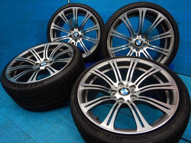 ＢＭＷ　３シリーズ　パーツ情報
BMW3シリーズ、Z4に流用できるM3鍛造純正19インチ新品タイヤ付きセット入庫です！
BMW純正ダブルスポーク220M　19インチ　新品タイヤ付！