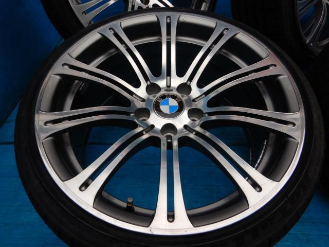 ＢＭＷ　３シリーズ　パーツ情報
BMW3シリーズ、Z4に流用できるM3鍛造純正19インチ新品タイヤ付きセット入庫です！
BMW純正ダブルスポーク220M　19インチ　新品タイヤ付！