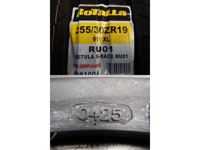 ＢＭＷ　３シリーズ　パーツ情報
BMW3シリーズ、Z4に流用できるM3鍛造純正19インチ新品タイヤ付きセット入庫です！
BMW純正ダブルスポーク220M　19インチ　新品タイヤ付！