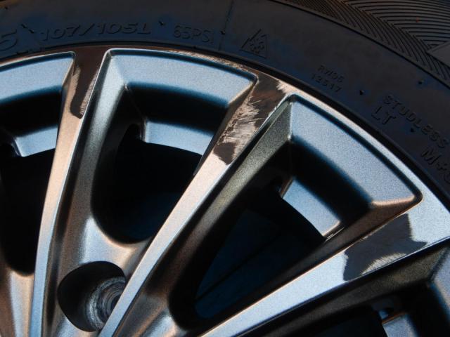 トヨタ　ハイエースバン　パーツ情報
ハイエース、レジアスエースに装着できる15インチスタッドレスセット入庫です！
KAZERA-H300　15インチ　バン用LTスタッドレス付！