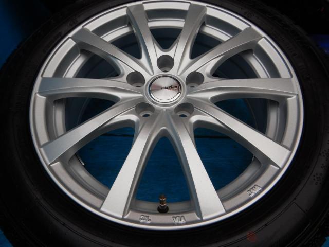 トヨタ　プリウス　パーツ情報
まだあまり使っていない現行プリウス用17インチスタッドレスセット入庫です！
Ravrion　17インチ　グッドイヤースタッドレス付！